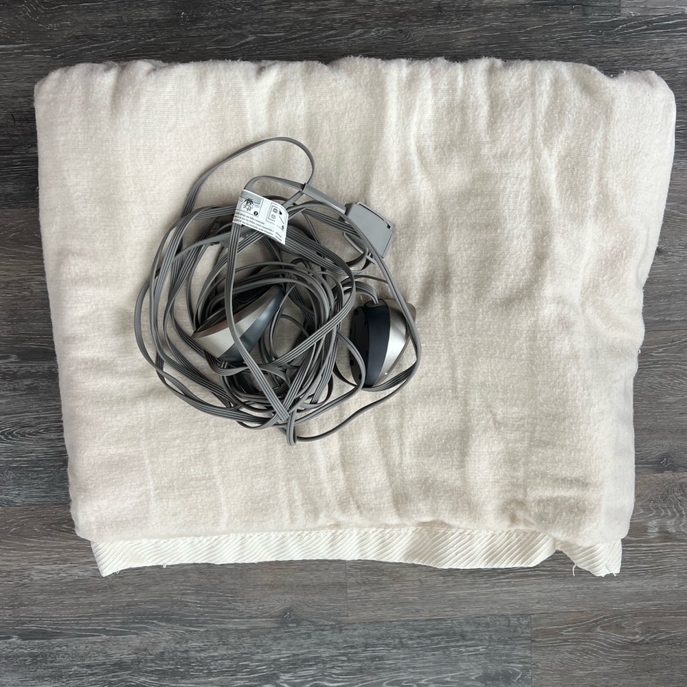 King size electric blanket with manual control.